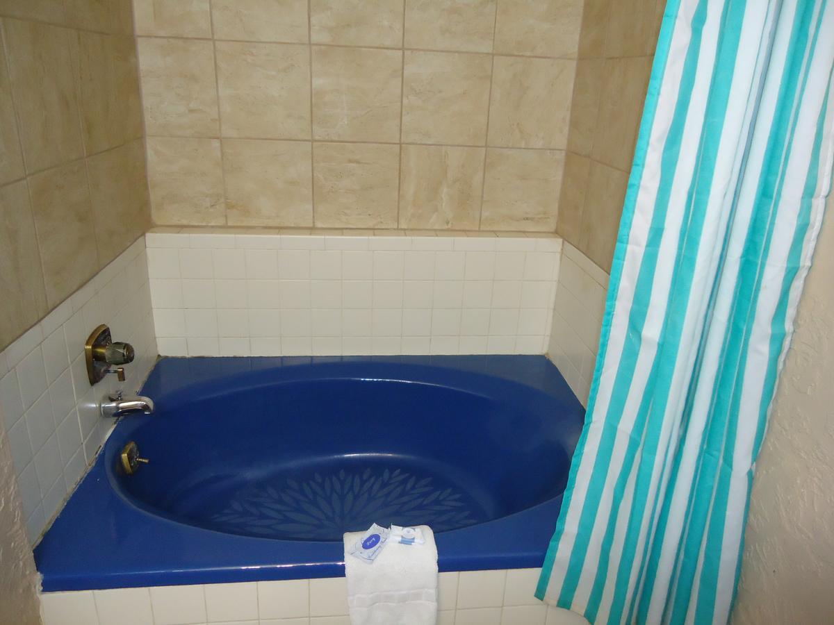 Budget Inn Лотон Экстерьер фото